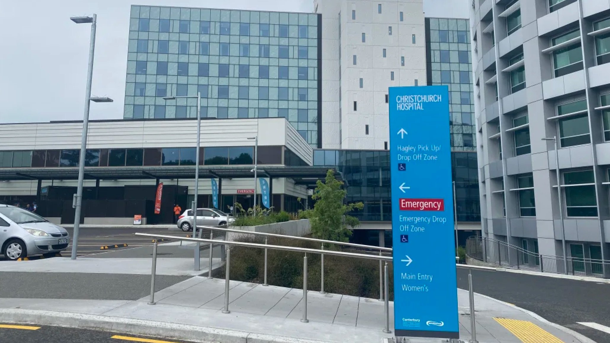 Man turns up at Christchurch hospital with gunshot wound