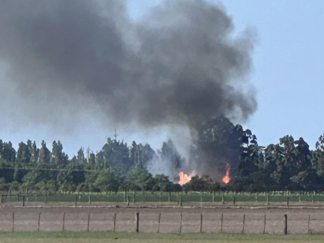 Fire crews battle large house fire in Rolleston - Chris Lynch Media