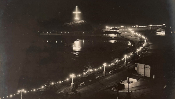 The mast was lit for the first time to mark the coronation of King George VI in May, 1937. More than 500 bulbs were lit, including those along the foreshore and pier.