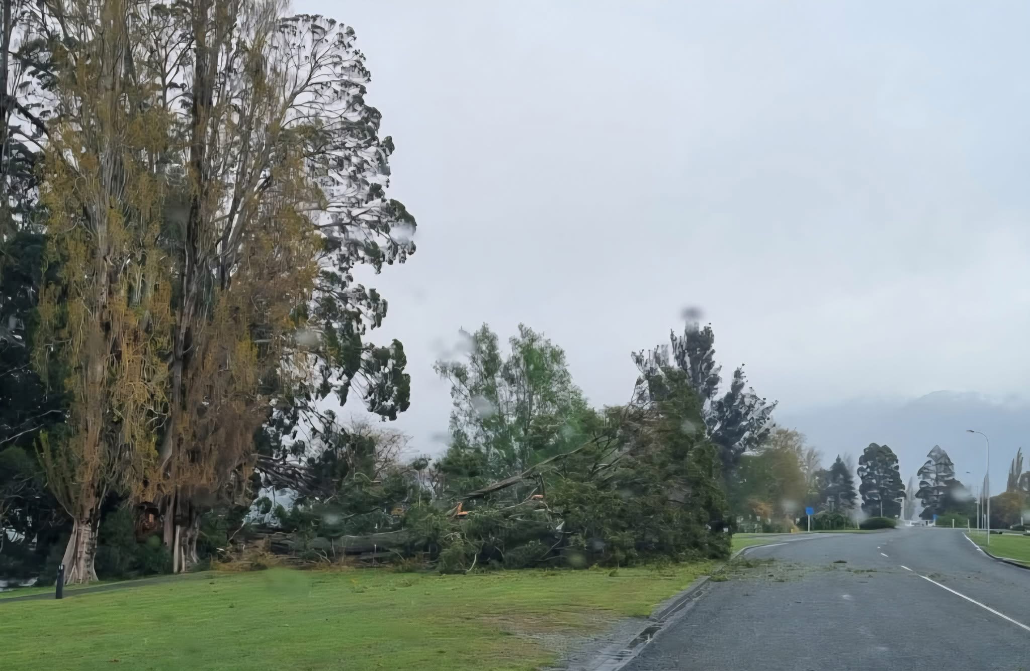 Southland Mayor says power still out across much of region after destructive storm