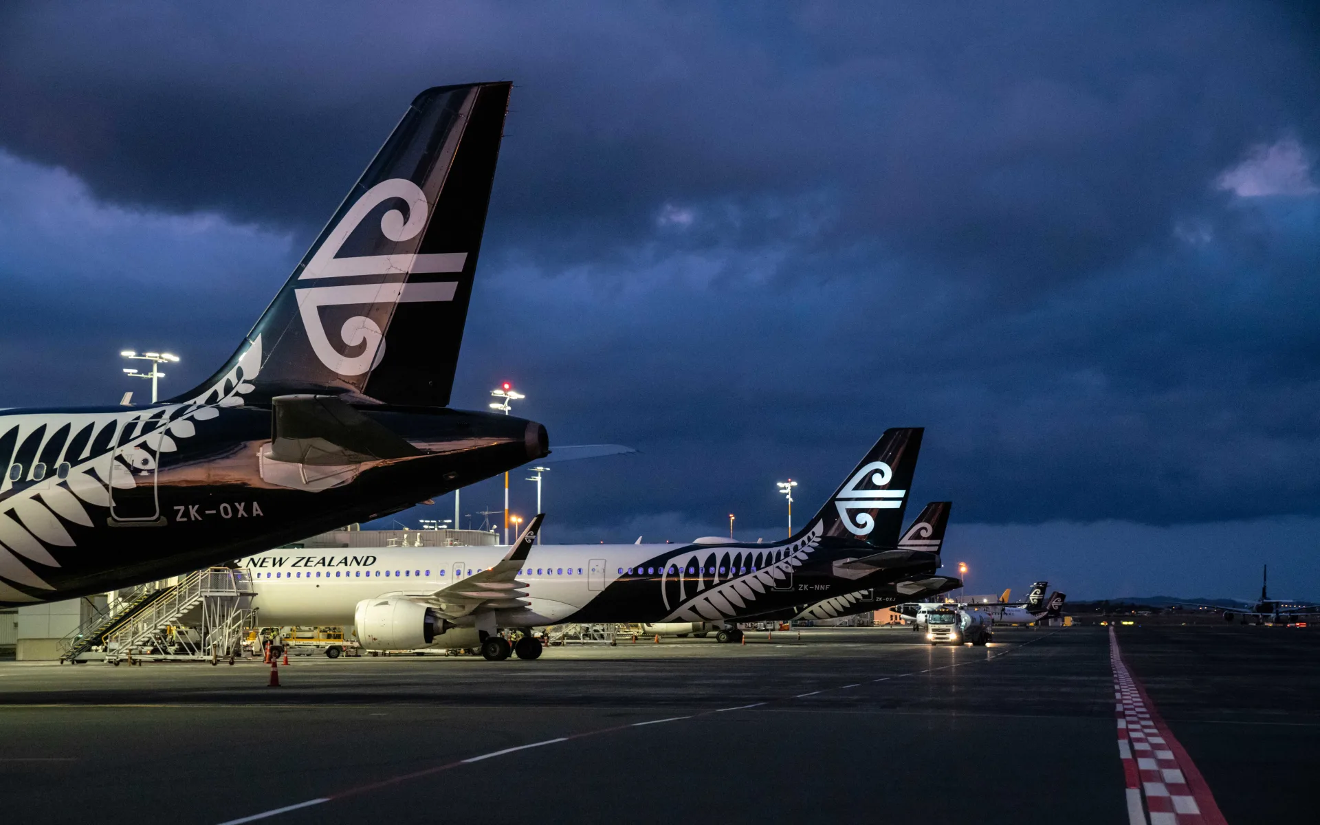 Air New Zealand flight stuck in soft ground at Christchurch Airport