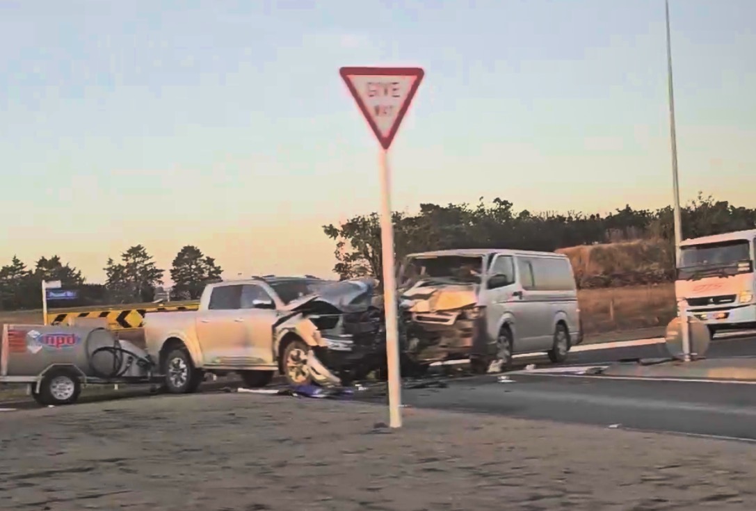 Crash blocks McLeans Island Road at Pound Road intersection