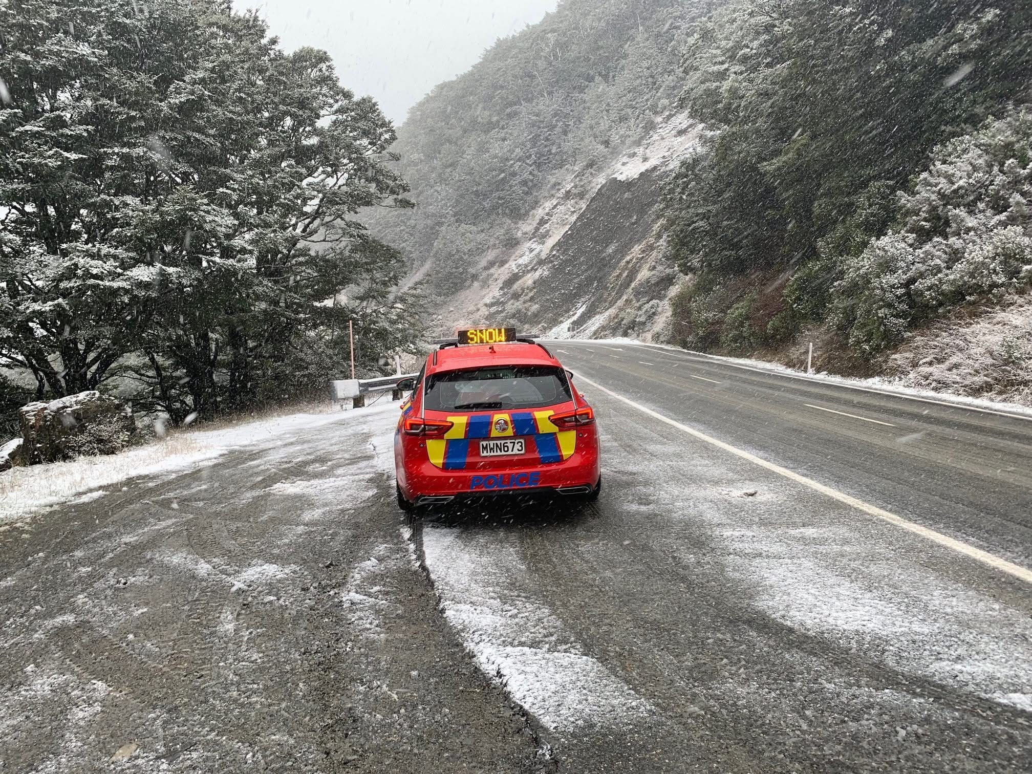 Multiple vehicles stuck as heavy snow closes Lewis Pass