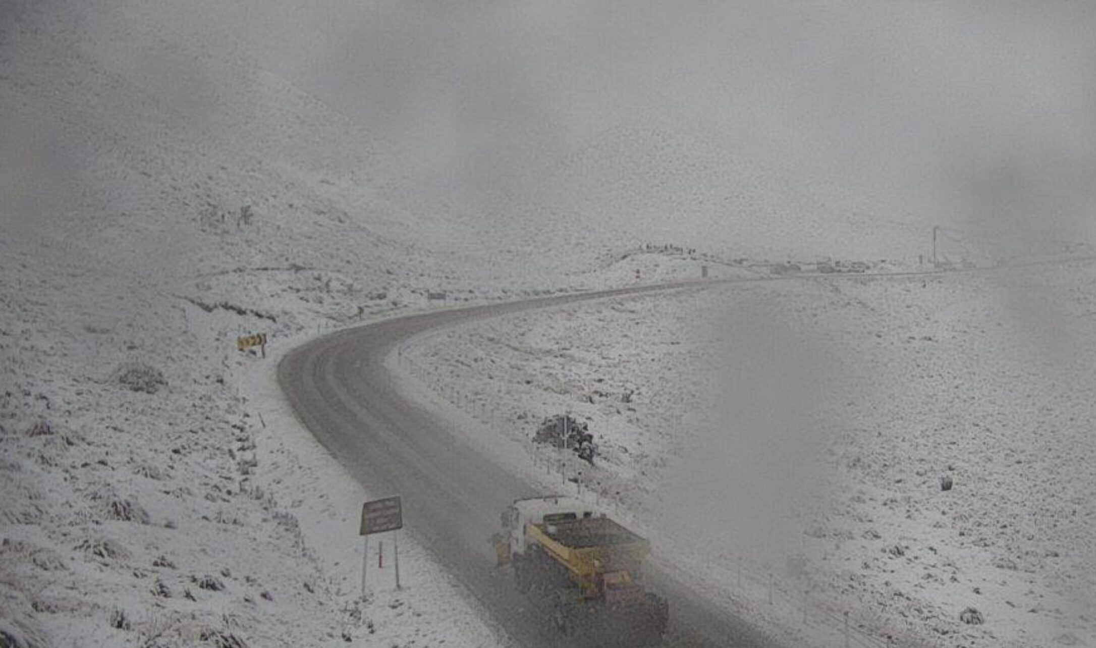 Snow builds at Lindis Pass as heavy weather warning hits southern roads