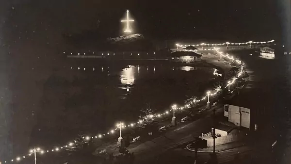 The mast was lit for the first time to mark the coronation of King George VI in May, 1937. More than 500 bulbs were lit, including those along the foreshore and pier.