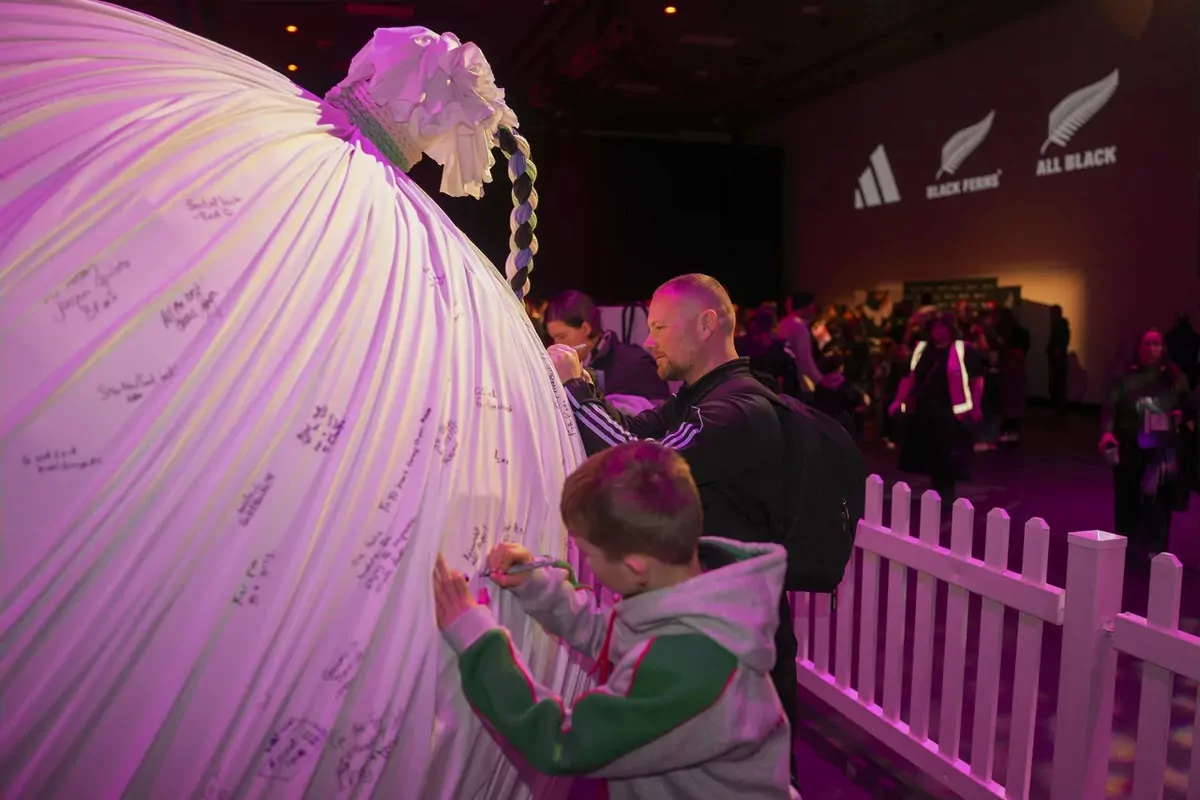 Black Ferns supporters invited to sign giant poi in Christchurch