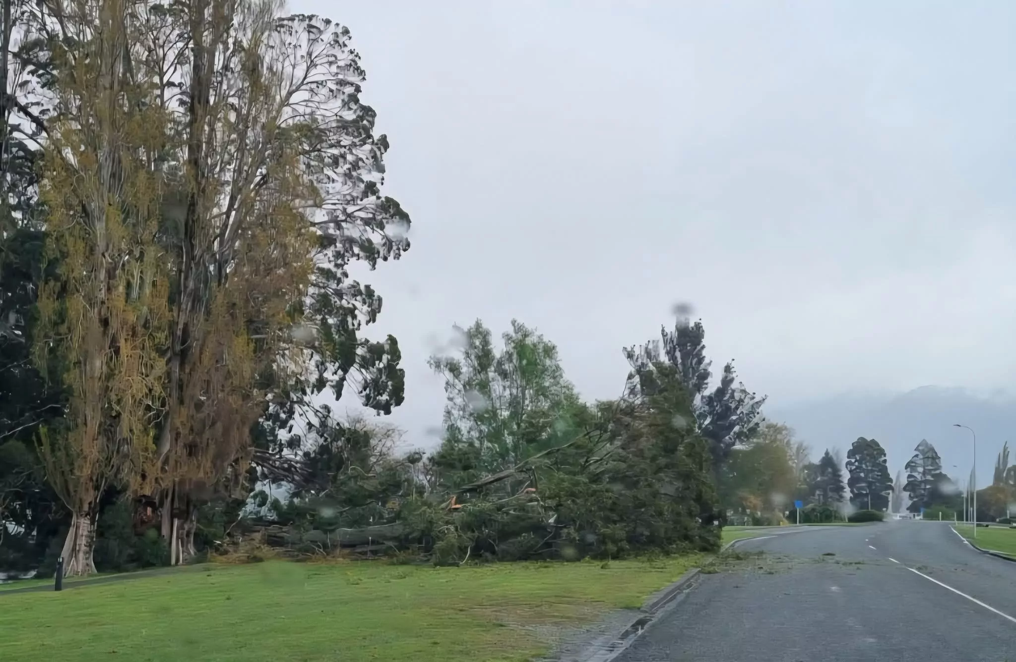 Southland Mayor says power still out across much of region after destructive storm