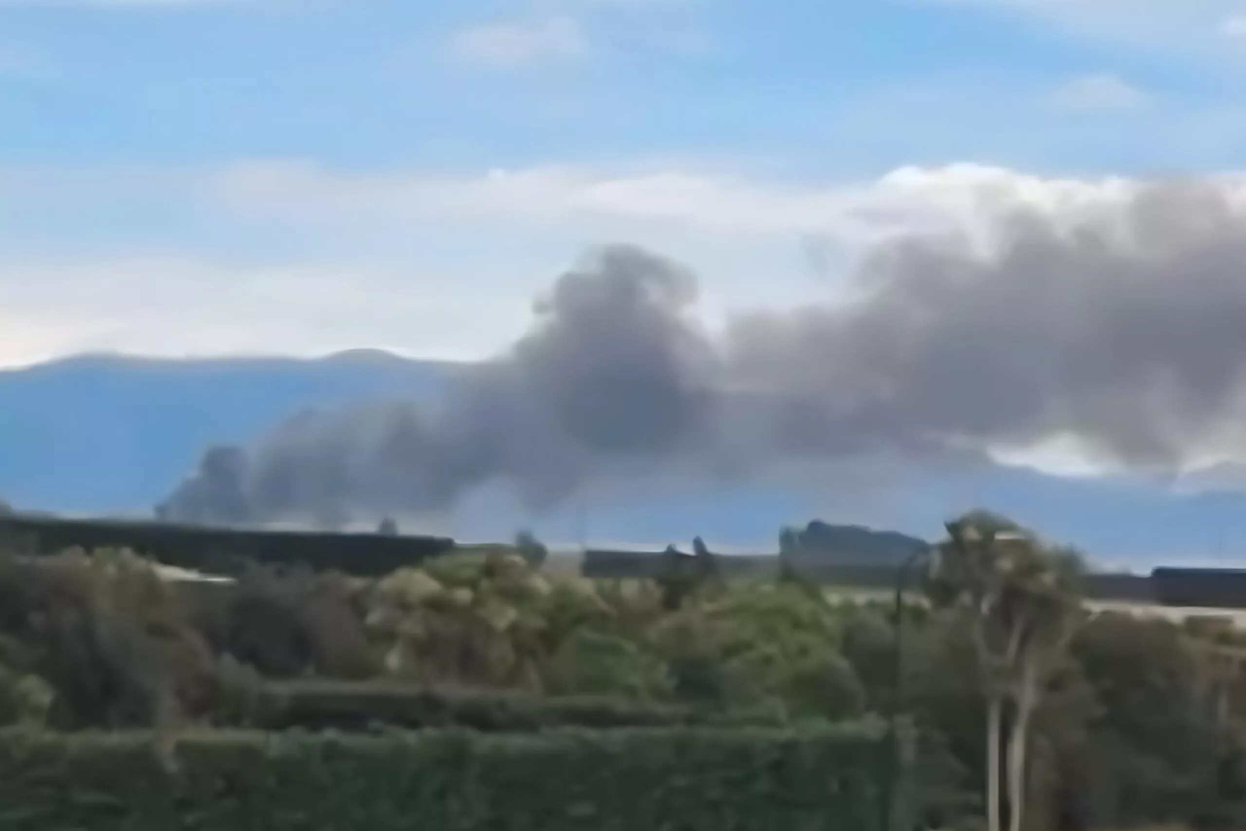 Fire crews battle large blaze in Darfield