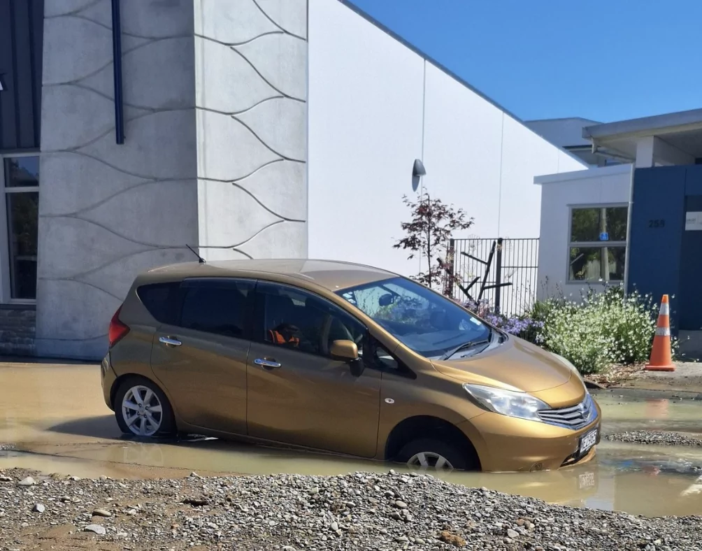 Rangiora properties without water after burst main closes High Street
