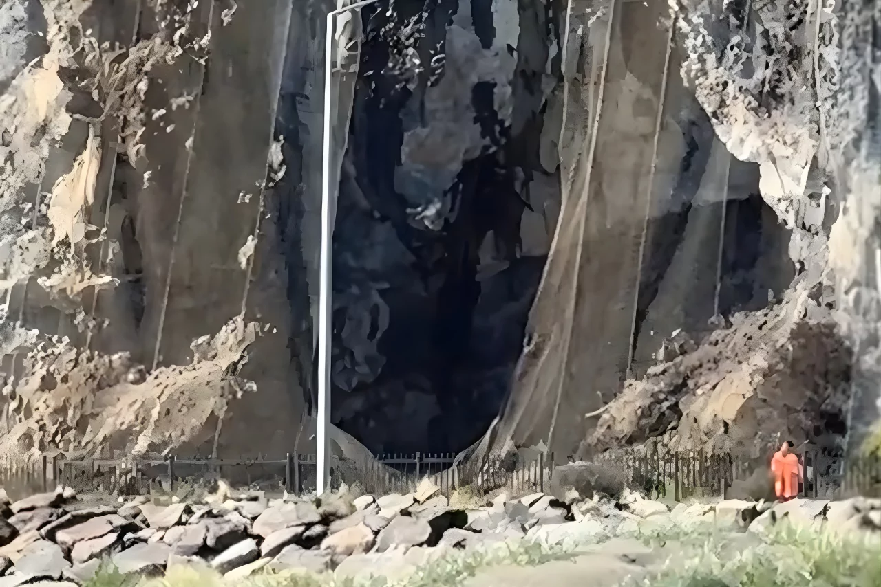 Rockfall closes Main Road through Sumner