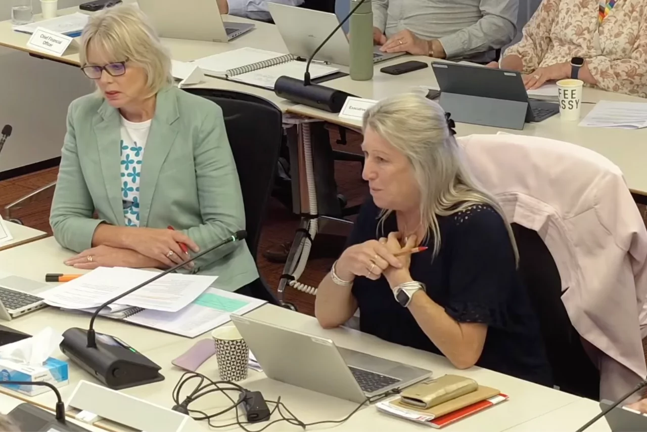 Councillor links earthquakes to oil extraction during fossil fuel treaty debate