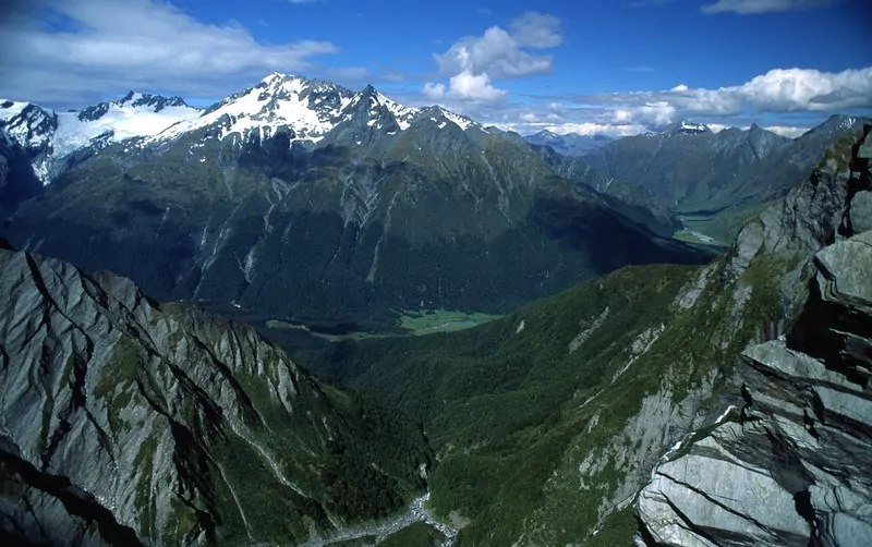 Chartered helicopter on hunting trip crashes in Mt Aspiring National Park, killing two